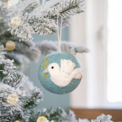 Sjaal met Verhaal Felt Christmas Hanger Bal Vredesduif ijsblauw