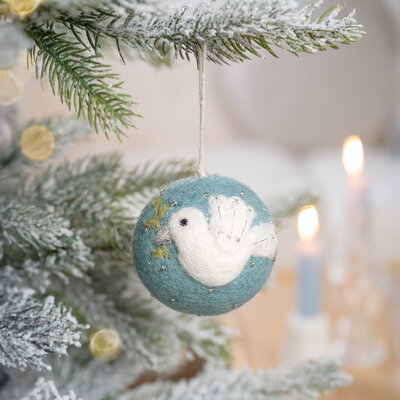 Sjaal met Verhaal Felt Christmas Hanger Bal Vredesduif ijsblauw
