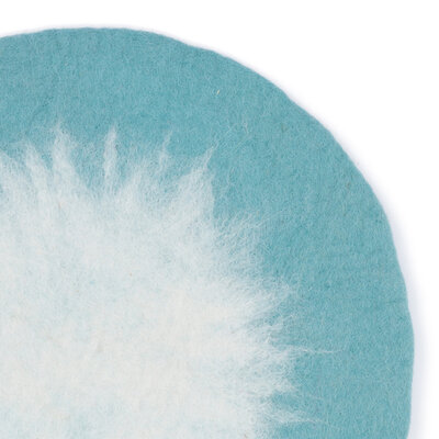 Sjaal met Verhaal Felt coaster 40 cm rond ijsblauw/wit