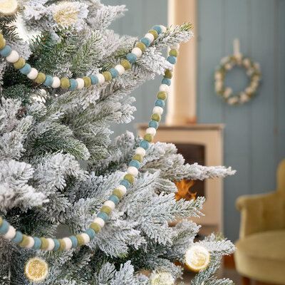 Sjaal met Verhaal Felt Garland Viltballetjes Winterwonderland Small