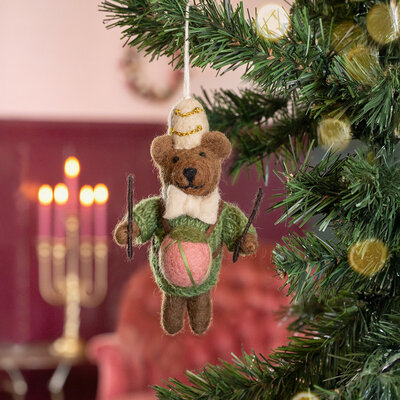 Sjaal met Verhaal Filz Weihnachtshänger Beer met Trommel green