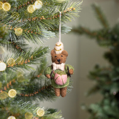 Sjaal met Verhaal Felt Christmas Hanger Beer met Trommel green