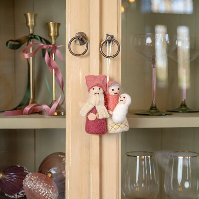 Sjaal met Verhaal Felt Christmas Hanger Jozef & Maria cyclaam/oud roze