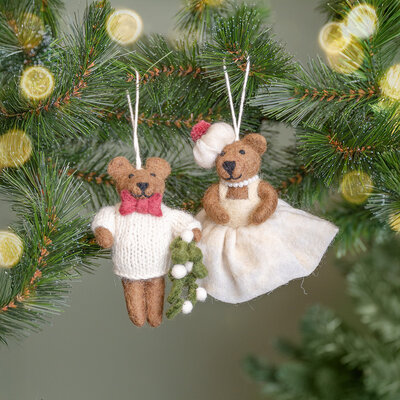 Sjaal met Verhaal Felt Christmas Hanger Meneer Beer creme