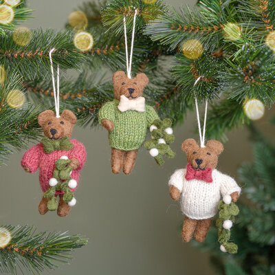 Sjaal met Verhaal Felt Christmas Hanger Meneer Beer mistletoe groen