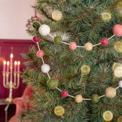 Sjaal met Verhaal Felt Garland Viltballetjes Mixed Mistletoe Dreams