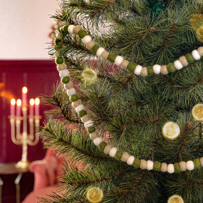 Sjaal met Verhaal Filzgirlande Viltballetjes Mistletoe Small