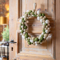 Sjaal met Verhaal Christmas Wreath Viltballetjes Mistletoe