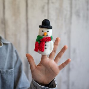 Sjaal met Verhaal Fingerpuppen Sneeuwpop red/green
