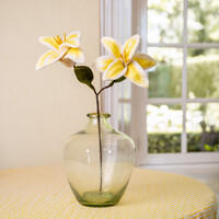 Sjaal met Verhaal Felt Flower Tak Lelie wit-geel