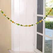 Sjaal met Verhaal Felt Garland Viltballetjes Pompoms groen-geel