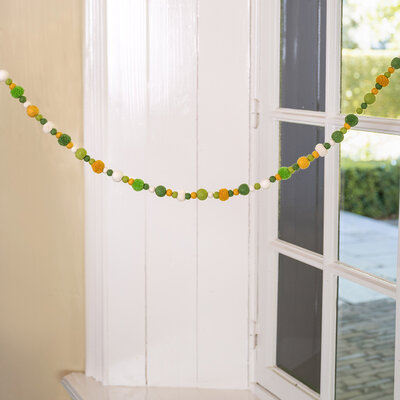 Sjaal met Verhaal Felt Garland Viltballetjes Pompoms groen-geel