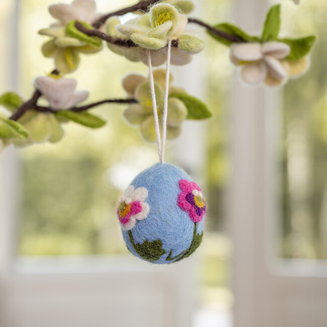 Felt Hanger Ei met Bloemetjes lichtblauw assorti