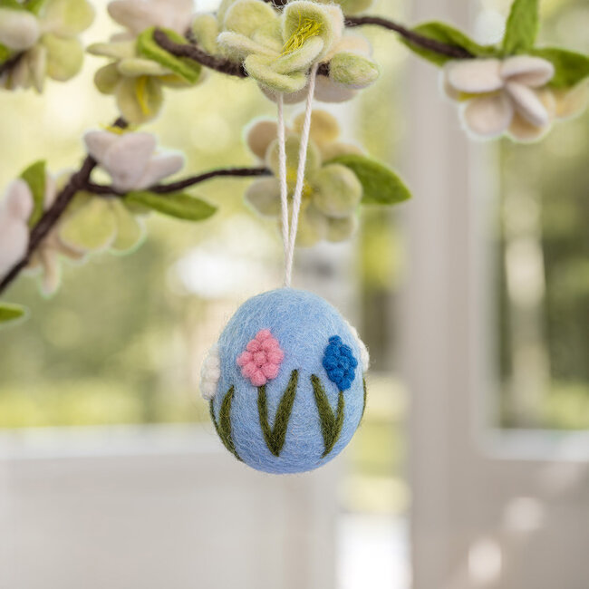 Felt Hanger Ei met Bloemetjes lichtblauw assorti