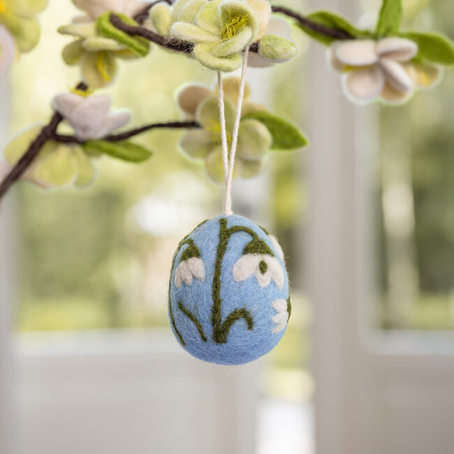 Filzhänger Ei met Bloemetjes lichtblauw assorti