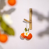 Sjaal met Verhaal Felt Hanger Sinaasappel