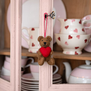 Sjaal met Verhaal Felt Hanger Beer met Hart rood
