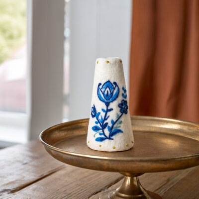 Sjaal met Verhaal Felt Vase Delfts Blauw met Tulp small