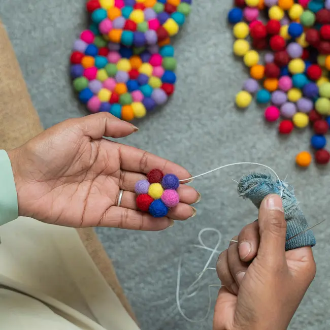 Felt coaster 20 cm rond Bolletjes multicolour nieuw