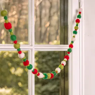 Sjaal met Verhaal Felt Garland Viltballetjes Pompoms Jolly Christmas