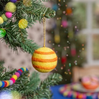 Sjaal met Verhaal Felt Christmas Hanger Bal Streep Geel Kitschmas