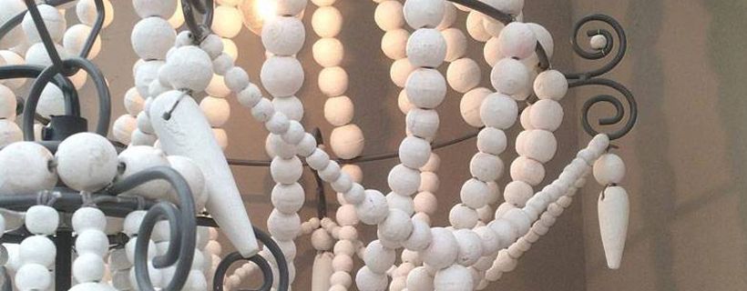 Ibiza lampen met witte of houten kralen -kroonluchter - Merel in