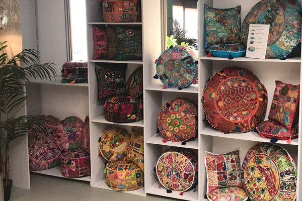 Collectie poefen en kussens van patchwork