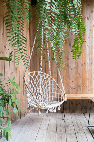 Jute hangstoel tussen planten