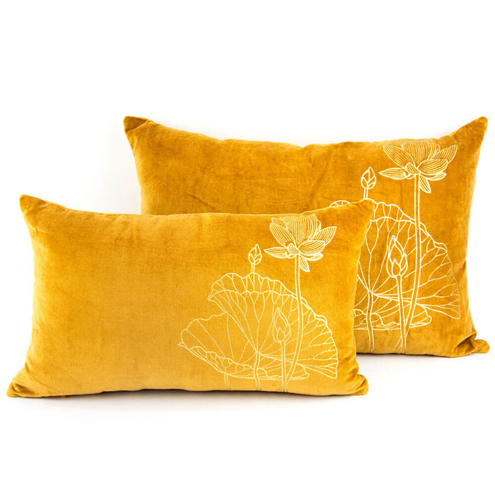 Oker geel fluwelen kussen met gouden lotus bloem