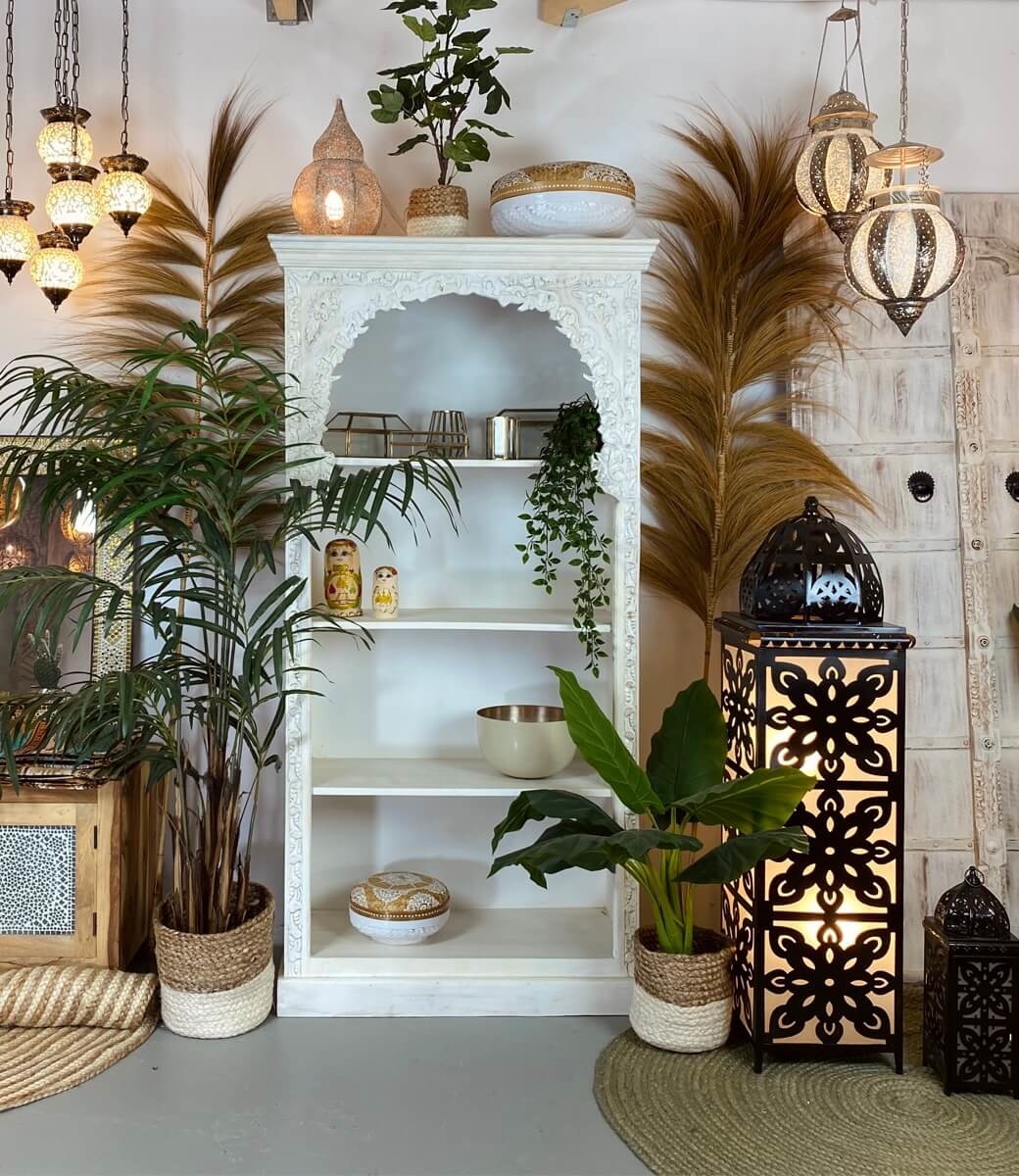 Oosterse witte boekenkast