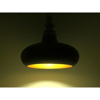 Zwarte metalen hanglamp met hout