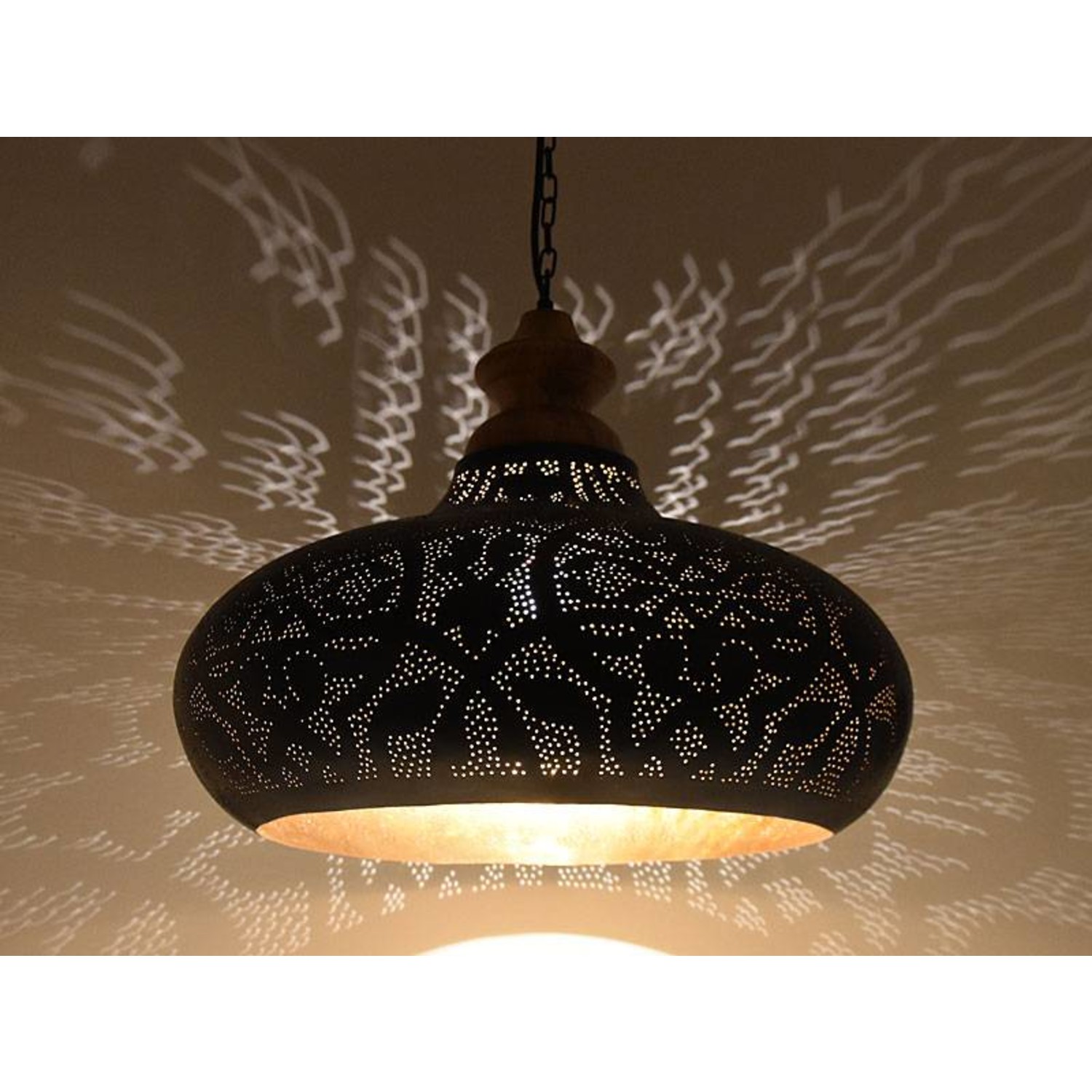 Berri Bijwonen heb vertrouwen Hanglamp zwart filigrain met hout - Super grote open eettafel lamp - Merel  in Wonderland