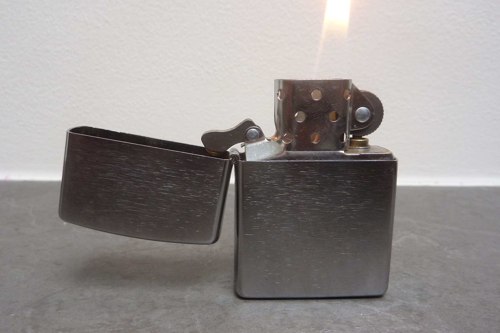 Hoe lang brandt een Zippo aansteker?