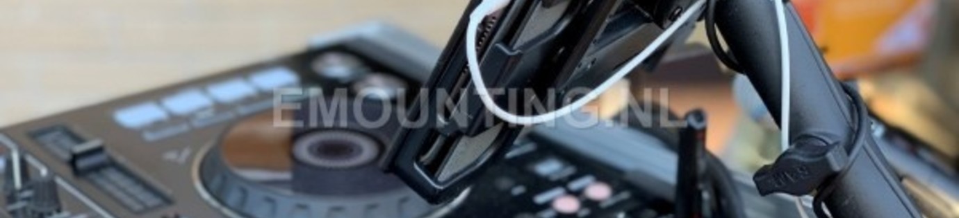 iPad gemonteerd op DJ-tafel met RAM Mounts