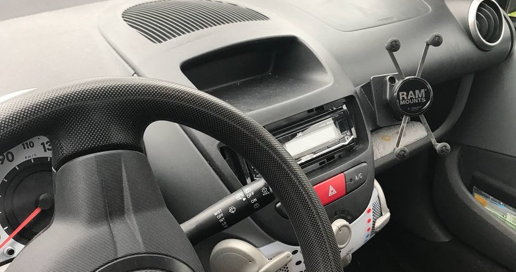 iPhone Plus met Brodit Proclip en RAM Mount X-grip in Citroën C1