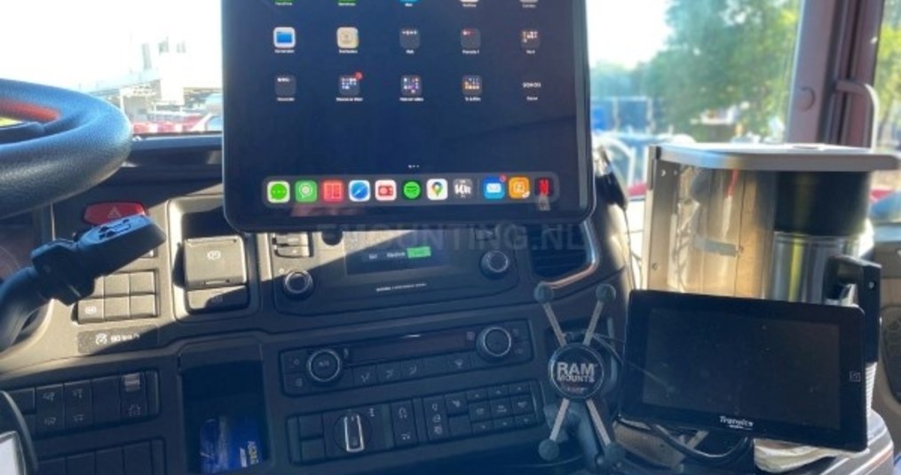 iPad en smartphone stevig gemonteerd met RAM Mounts  in Scania truck