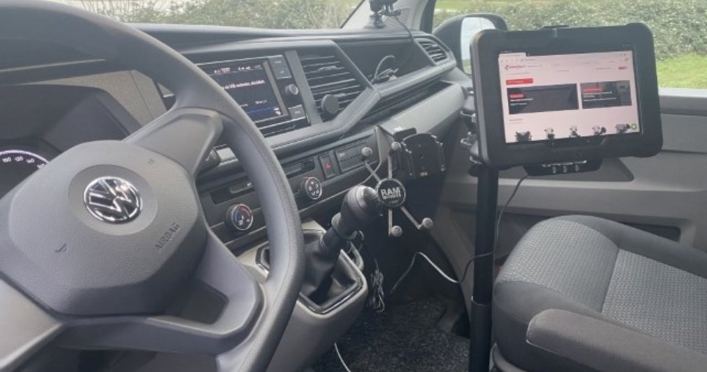 Samsung Active Pro professioneel gemonteerd in VW transporter 