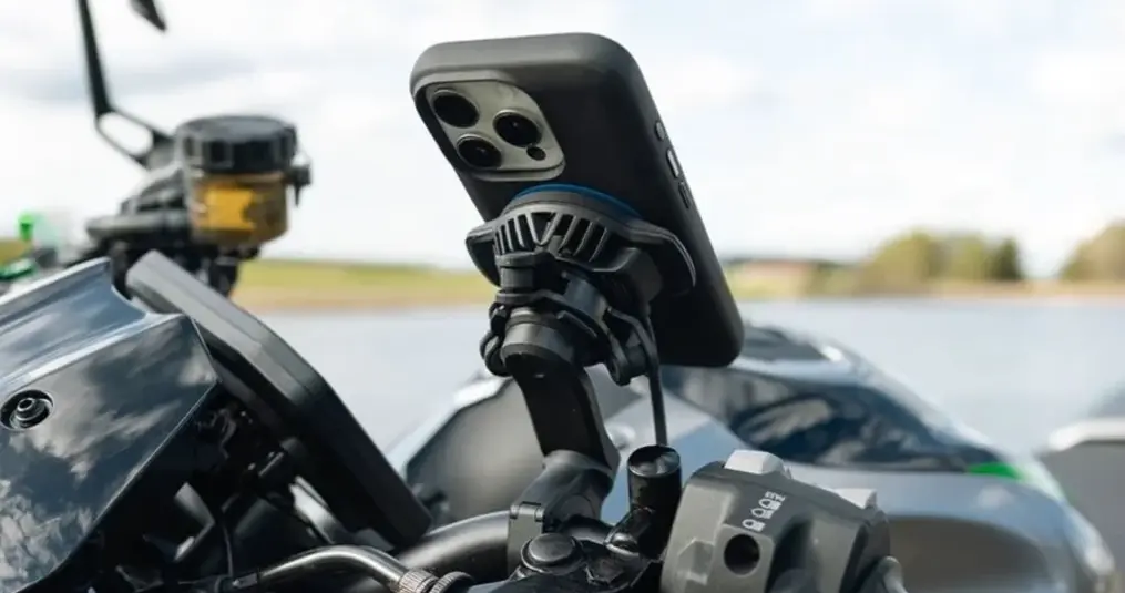 Wat zijn de beste telefoonhouders met draadloos opladen en vibratiedemper voor de motor?