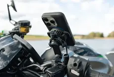 Wat zijn de beste telefoonhouders met draadloos opladen en vibratiedemper voor de motor?