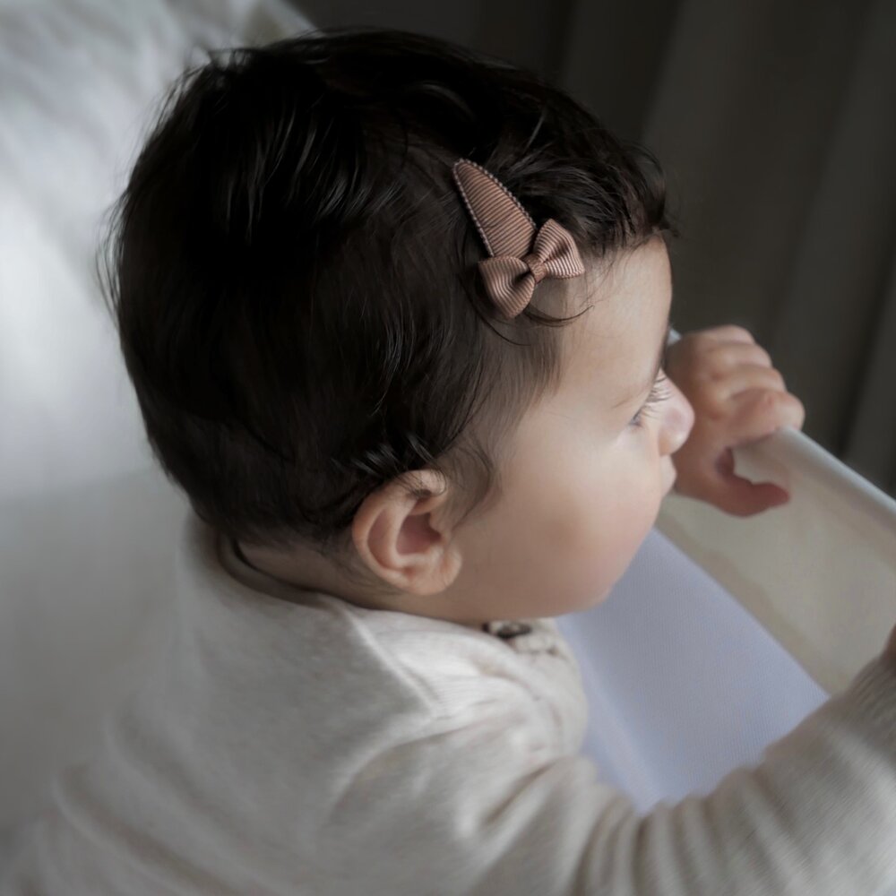 Your Little Miss Baby-Klick-Klack-Haarspangen mit Schleife - Nude tones