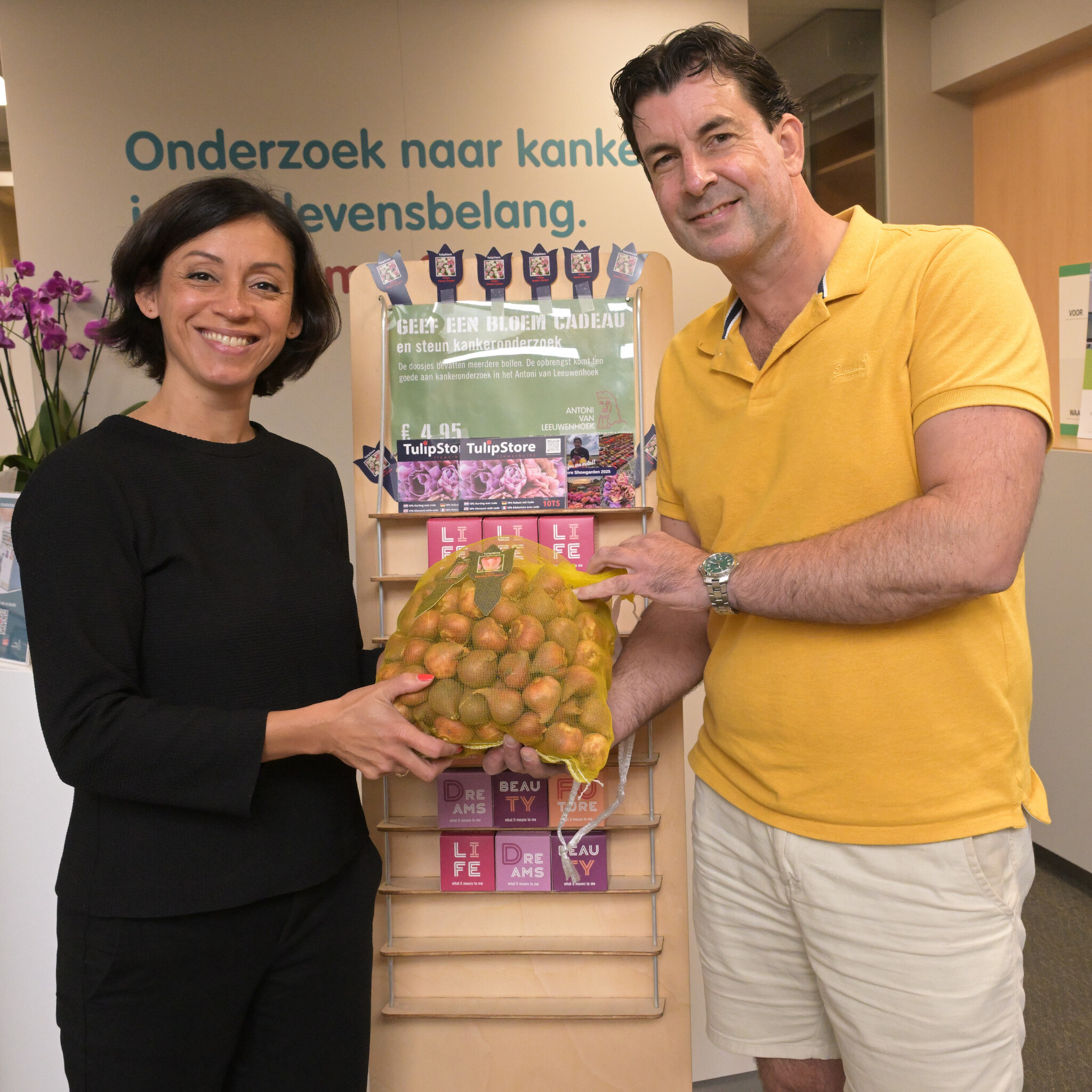 Tulip Store doneert bollen aan AVL ziekenhuis