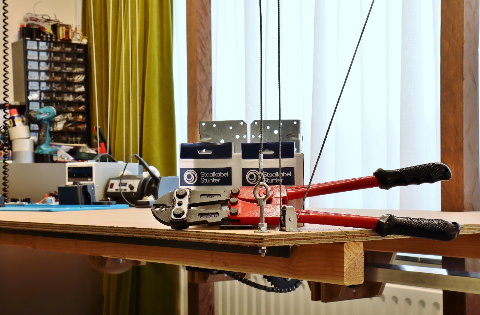 Ruben maakt zelf een verstelbare tafel met staalkabel