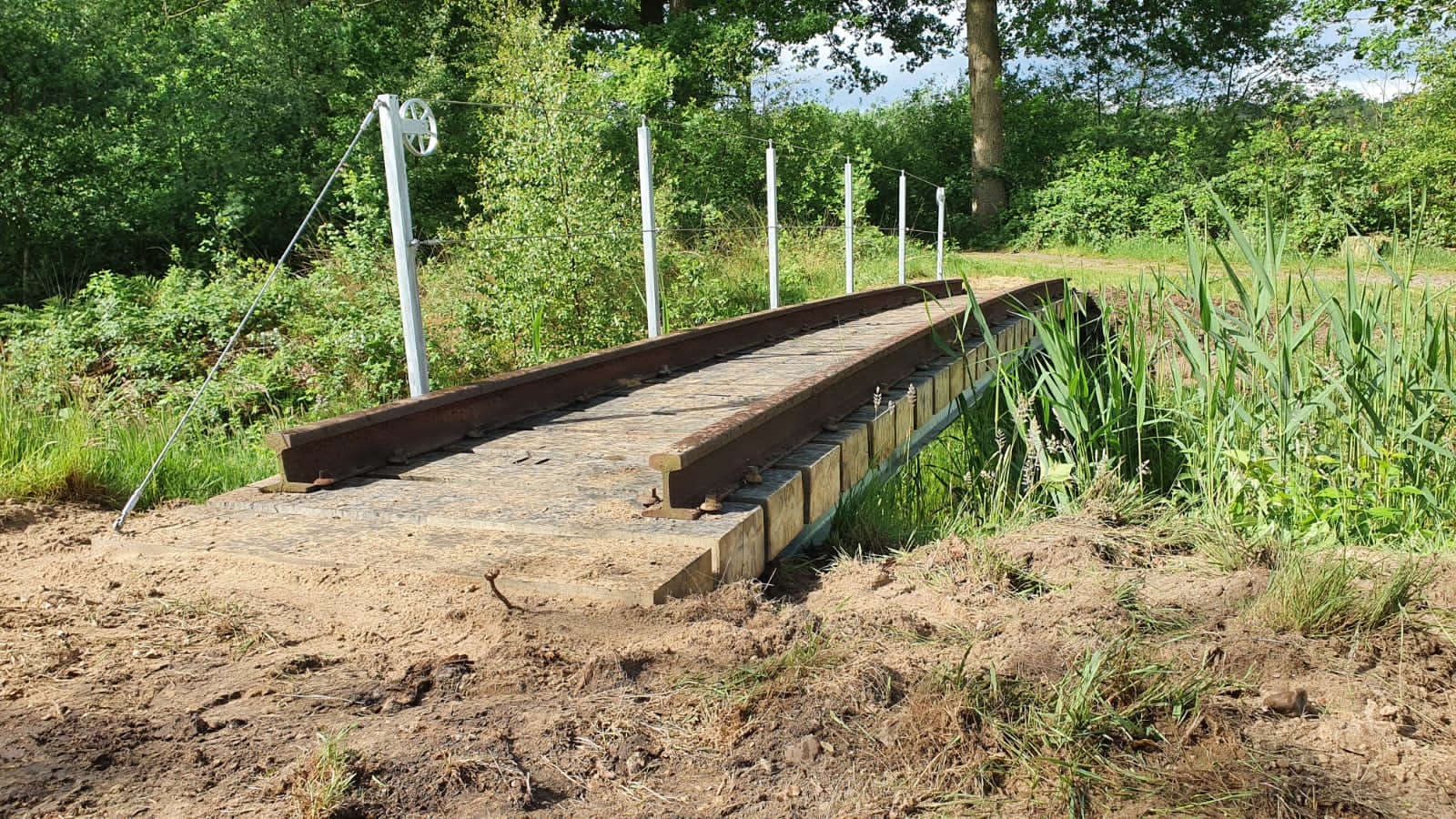 De loopbrug op dit klompenpad is gemaakt van staalkabel