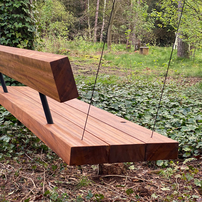 Zwevende Bank met staalkabel