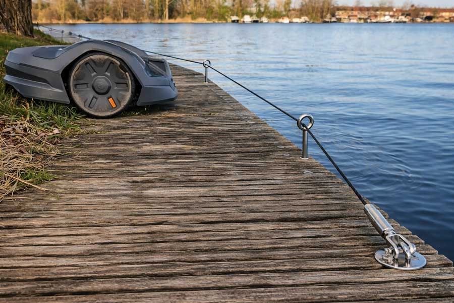 Robotmaaier beschermen bij water met staalkabel