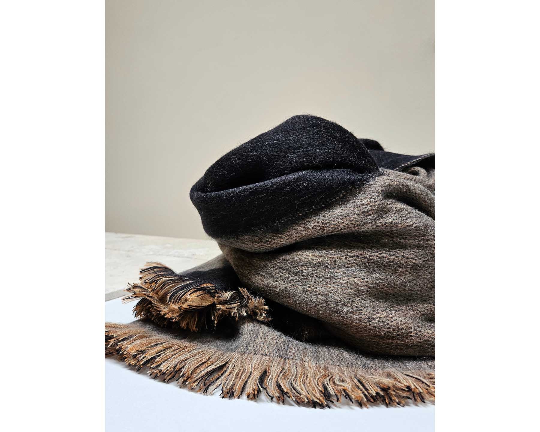 DOBLE - Black & Sandstone