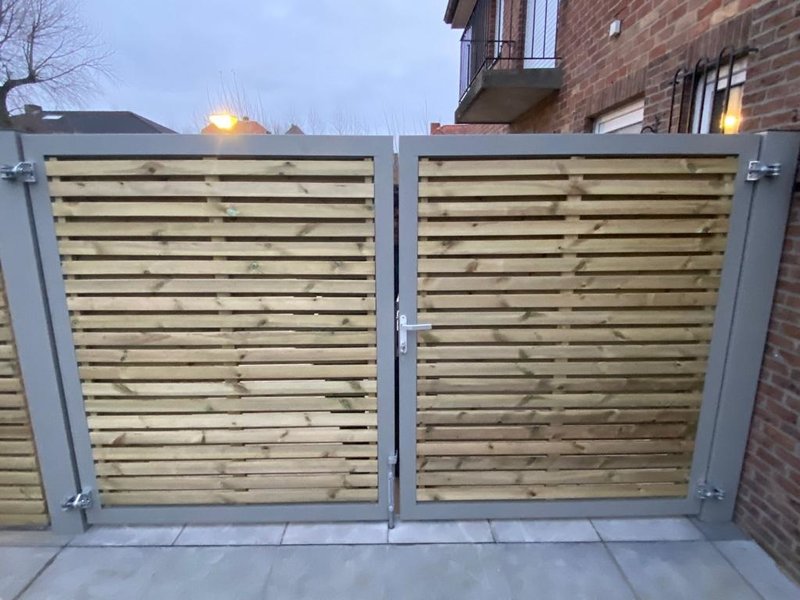 Alumium poort met houtvulling - Noorse Grenen