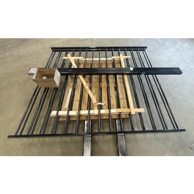 2x spijlenvak met puntenkam RAL9005 2250x1800 incl. 1x eindpaal en 1x tussenpaal