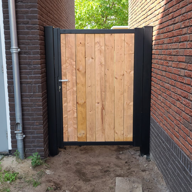 Dichte poort met houtvulling en stalen frame