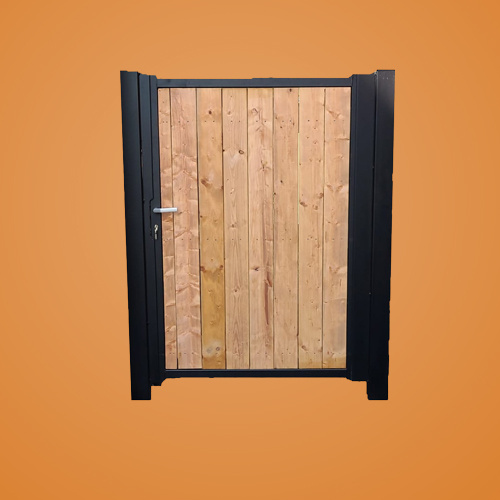 Dichte stalen poort met hout